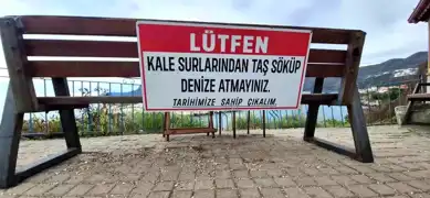 Amasra'da Tarihi Kale İçin Uyarı Tabelası!
