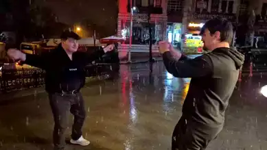 Bartın'da Kar Keyfi: Gençler Çiftetelliyle Kutladı!