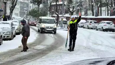 Bartın'da Polis, Buzlu Yolda Vatandaşın Yanında!