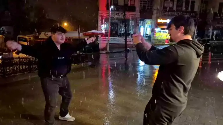 Bartın'da Kar Keyfi: Gençler Çiftetelliyle Kutladı!