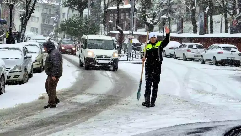 Bartın'da Polis, Buzlu Yolda Vatandaşın Yanında!
