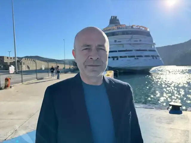 Kruvaziyer Gemisi Karadeniz'e Demirledi